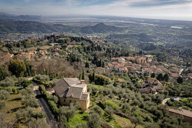 Villa for Sale in Massarosa