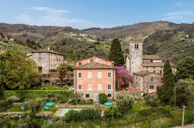 Villa in Vendita a Lucca
