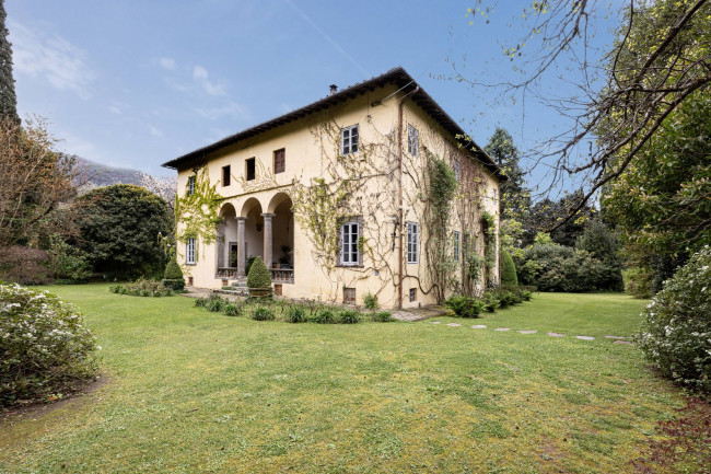 Villa for Sale in Capannori