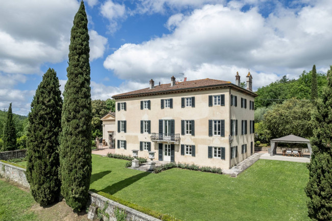 Villa for Sale in Lucca
