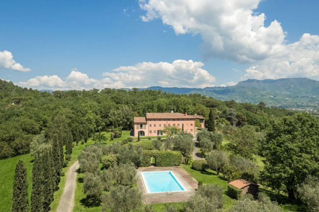 Farmhouse for Sale in Lucca