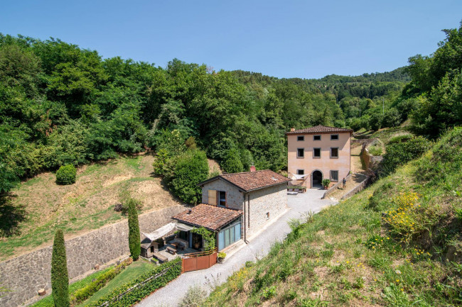Villa for Sale in Lucca