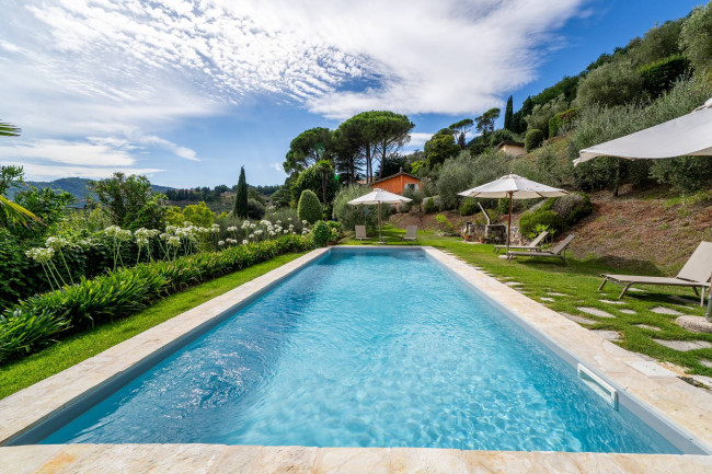 Farmhouse for Sale in Lucca