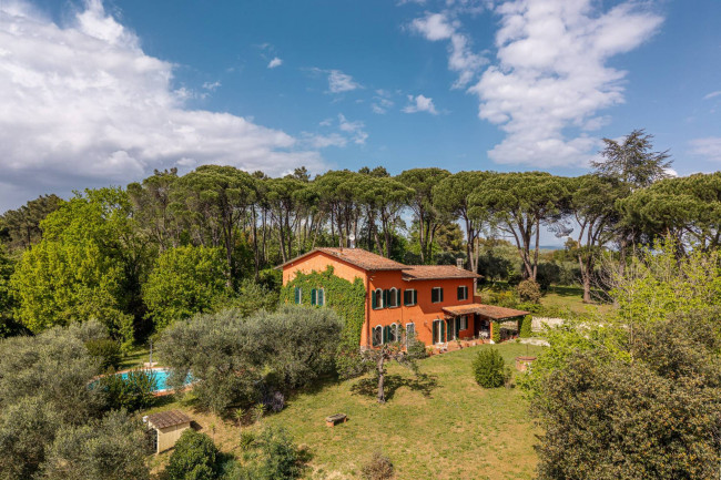 Casa Colonica in Vendita a Lucca