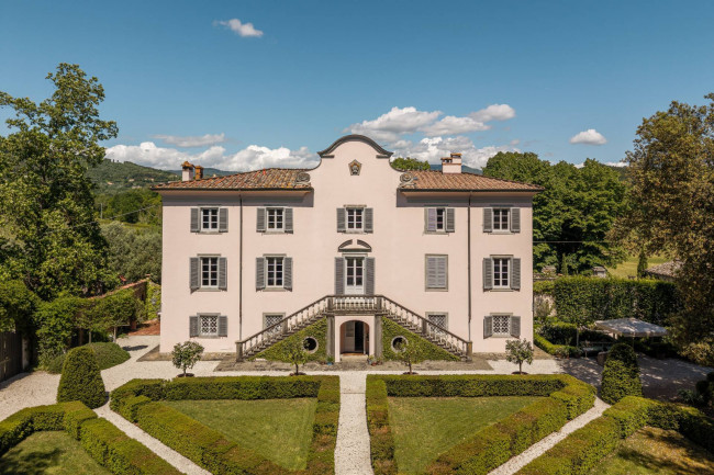 Villa in Vendita a Lucca