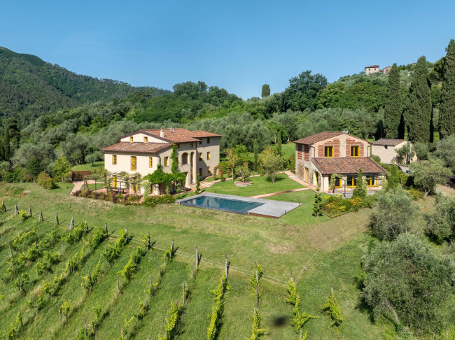 Villa for Sale in Lucca
