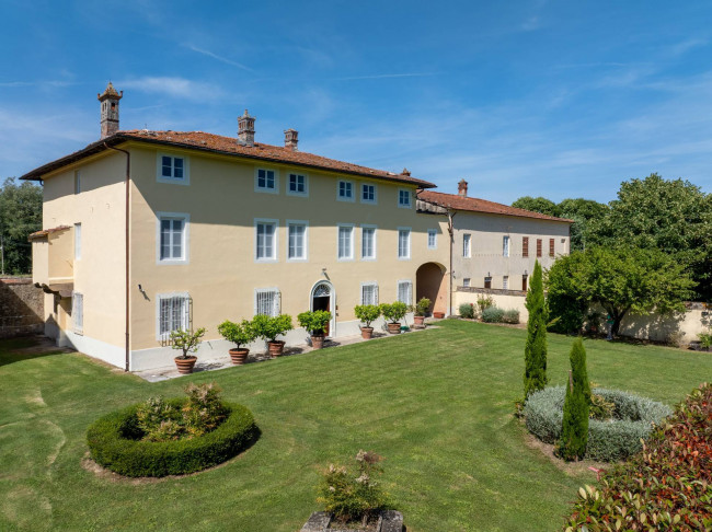 Villa in Vendita a Lucca