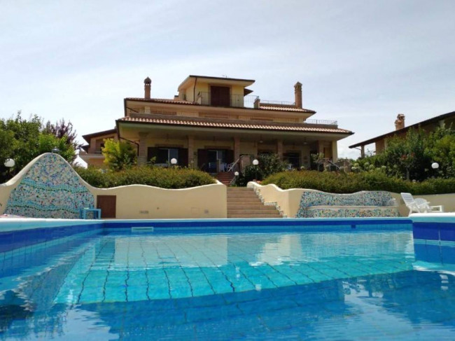 Villa in Vendita a Controguerra