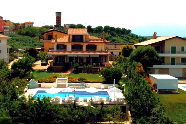 Villa in Vendita a Controguerra