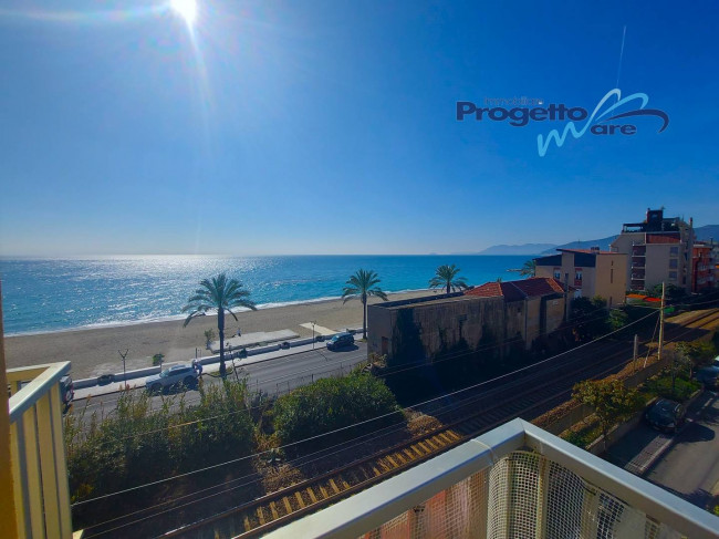 Appartamento Quadrilocale in vendita a Pietra Ligure