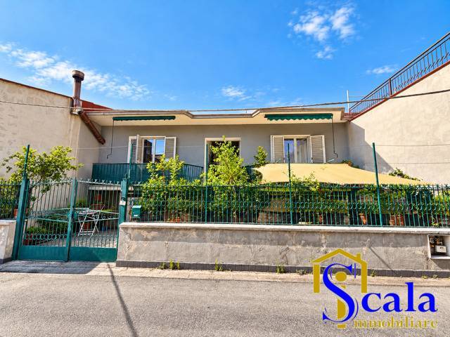 Villa in vendita a Curti