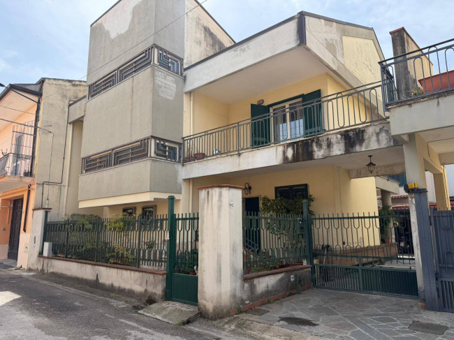 Villa in Vendita a Curti