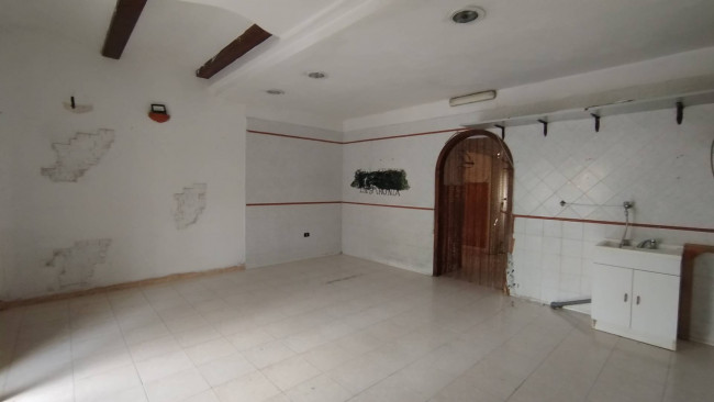 Locale commerciale in affitto a Capua