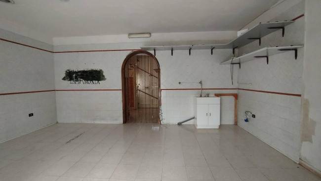 Locale commerciale in affitto a Capua