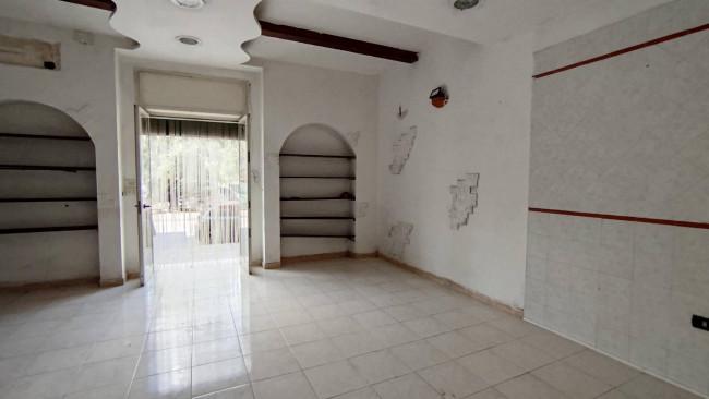 Locale commerciale in affitto a Capua