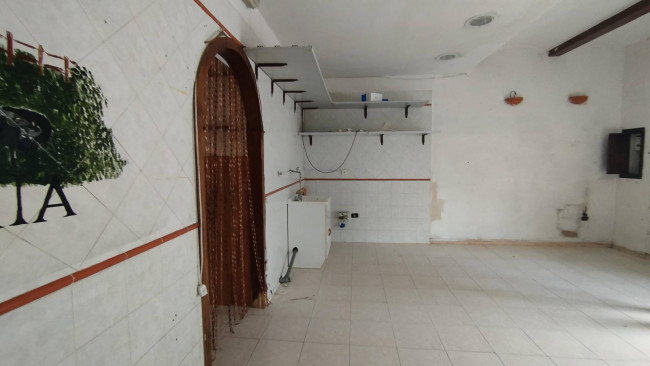 Locale commerciale in affitto a Capua