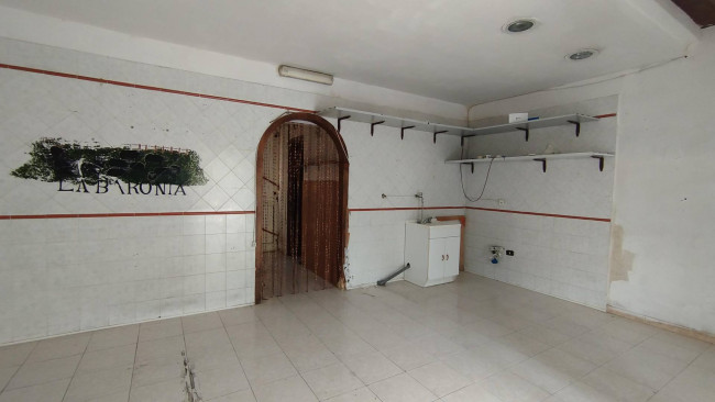 Locale commerciale in affitto a Capua
