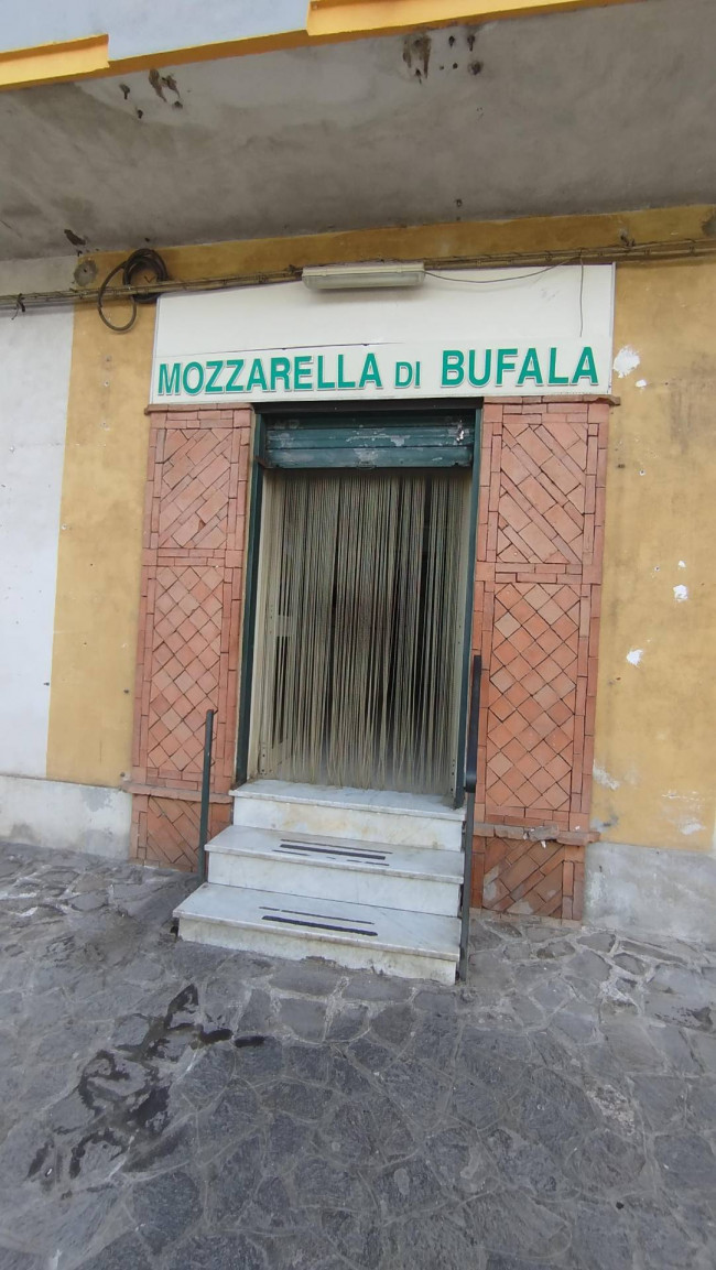 Locale commerciale in affitto a Capua