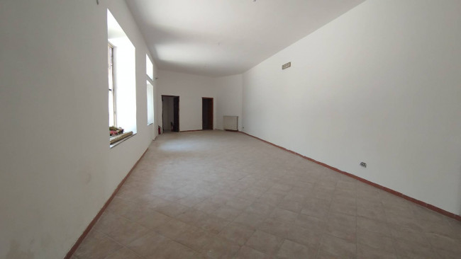 Locale commerciale in affitto a Curti