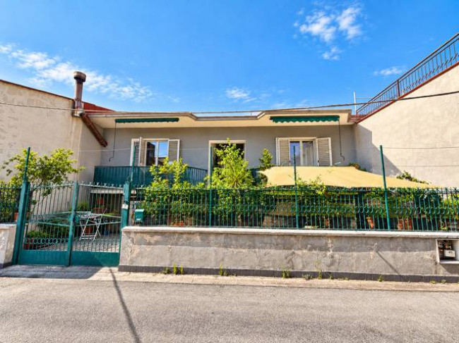 Villa in vendita a Curti