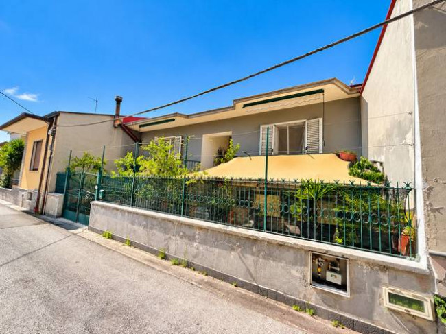 Villa in vendita a Curti