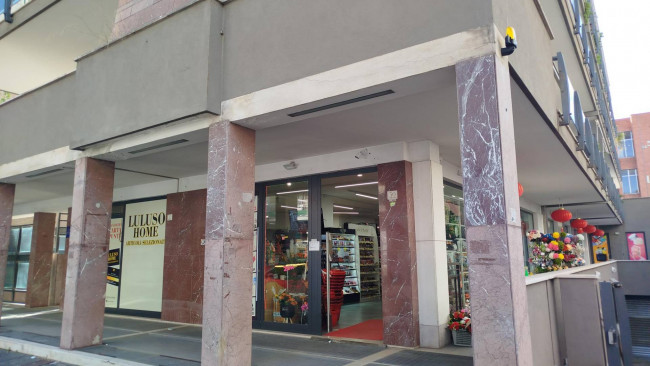 Locale commerciale in affitto a Caserta