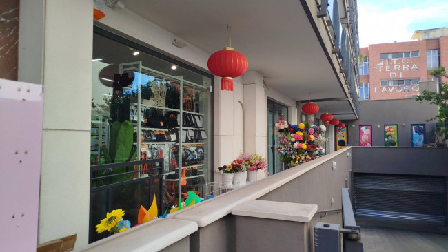 Locale commerciale in affitto a Caserta