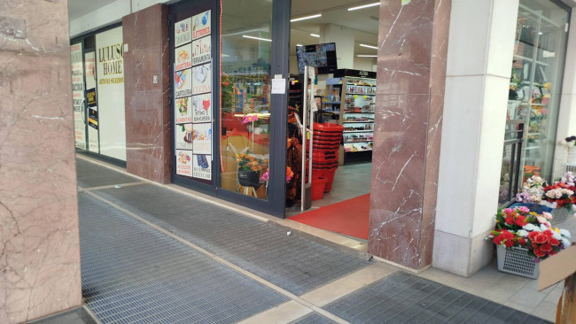 Locale commerciale in affitto a Caserta