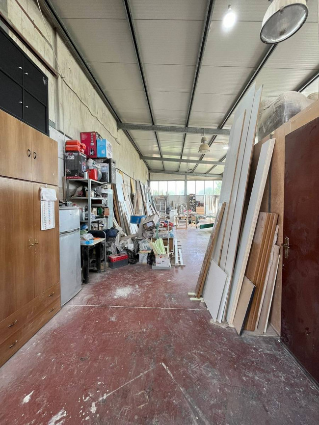 Locale commerciale in vendita a Fiumicino