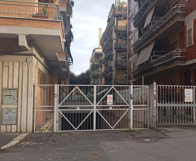 Box o garage in vendita a Roma