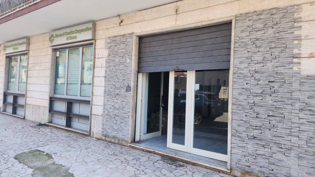 Locale commerciale in affitto a Ladispoli