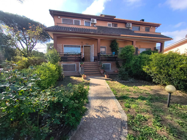 villa bifamiliare in vendita a Roma