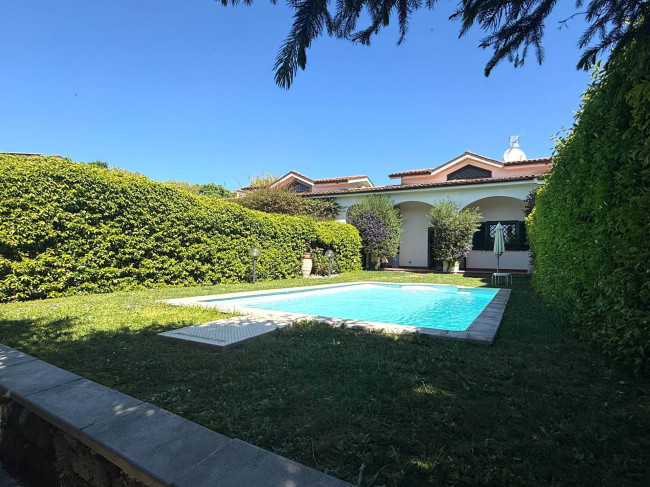 villa bifamiliare in vendita a Sacrofano