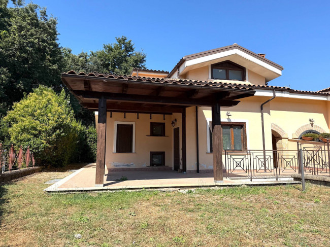 villa bifamiliare in vendita a Sacrofano