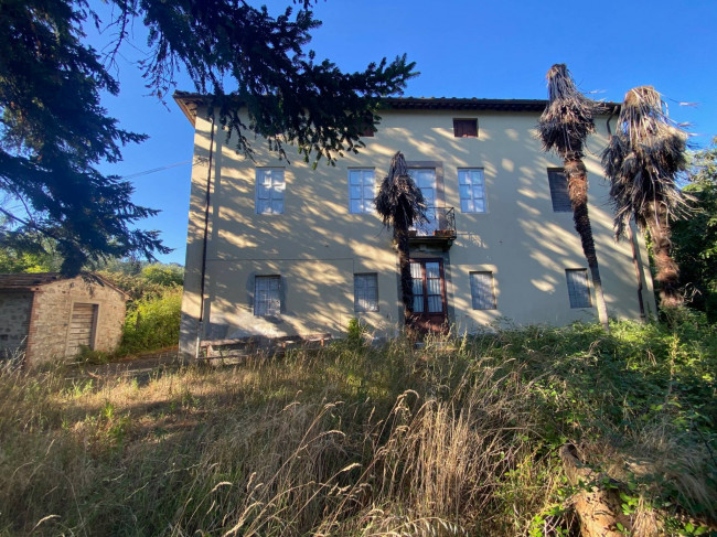 Proprietà rustica con terreno in vendita a Lucca