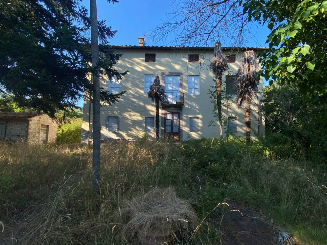 Proprietà rustica con terreno in vendita a Lucca