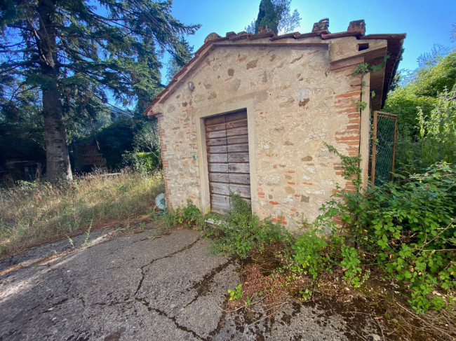 Proprietà rustica con terreno in vendita a Lucca