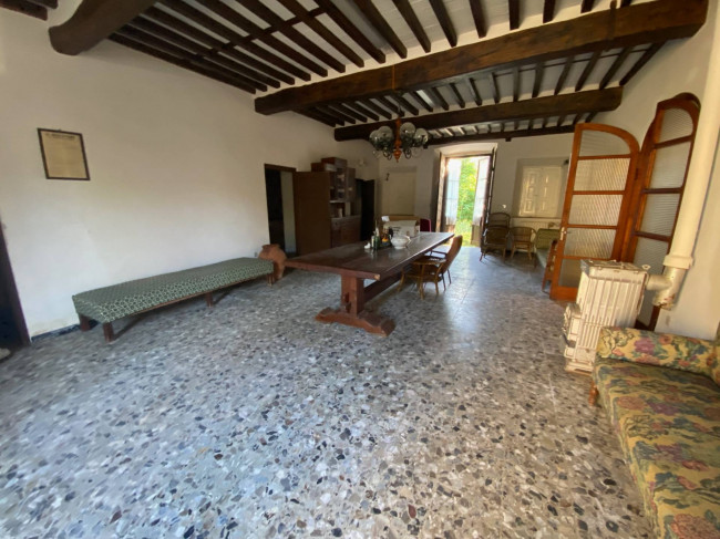 Proprietà rustica con terreno in vendita a Lucca