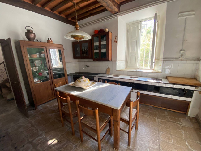 Proprietà rustica con terreno in vendita a Lucca