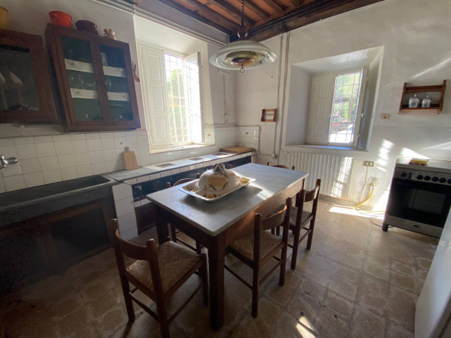 Proprietà rustica con terreno in vendita a Lucca