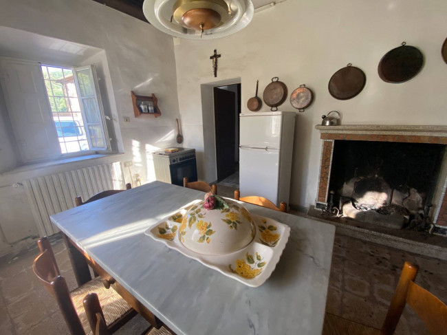 Proprietà rustica con terreno in vendita a Lucca