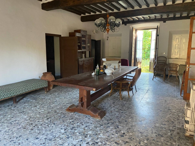 Proprietà rustica con terreno in vendita a Lucca