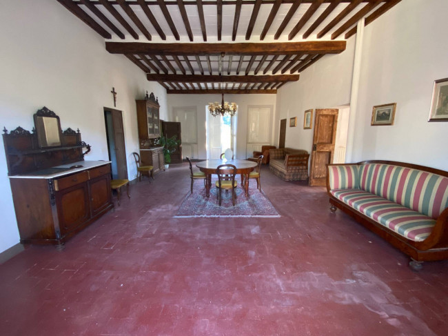Proprietà rustica con terreno in vendita a Lucca