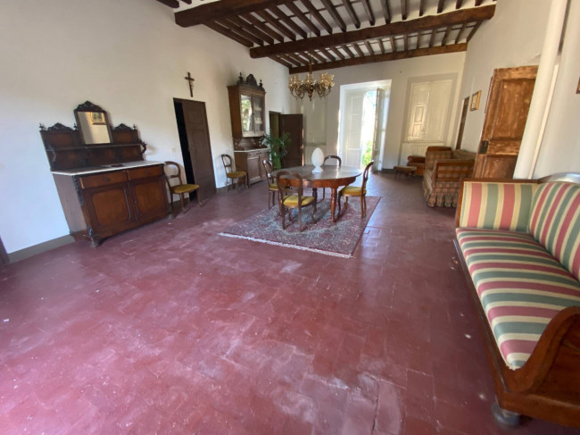 Proprietà rustica con terreno in vendita a Lucca