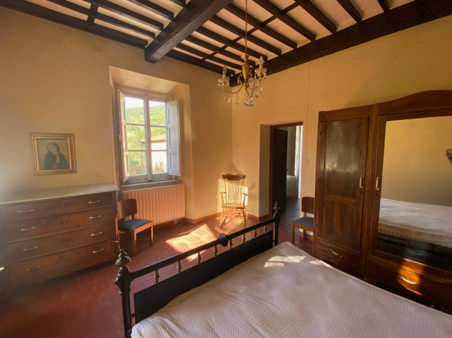 Proprietà rustica con terreno in vendita a Lucca