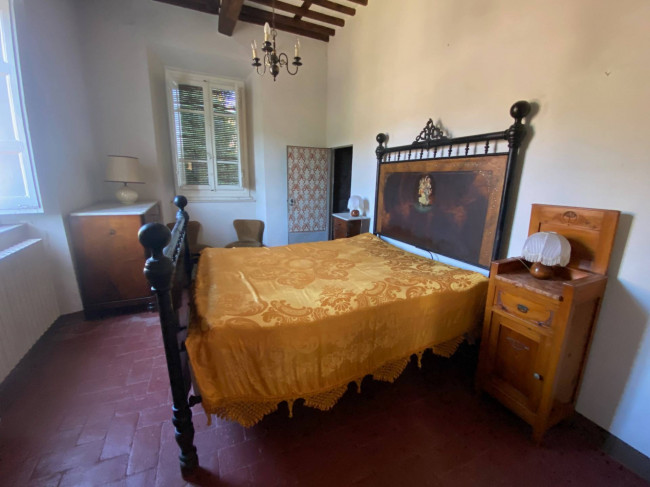 Proprietà rustica con terreno in vendita a Lucca