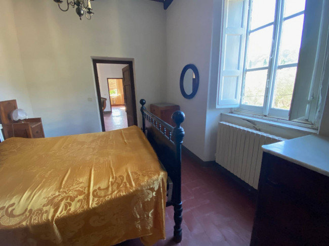 Proprietà rustica con terreno in vendita a Lucca