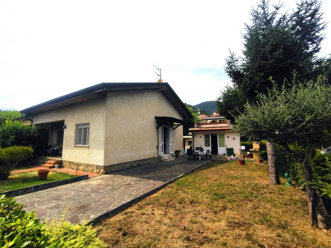 Villa bifamiliare in vendita a Camaiore
