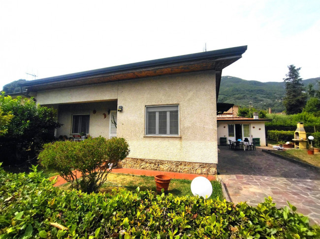Villa bifamiliare in vendita a Camaiore