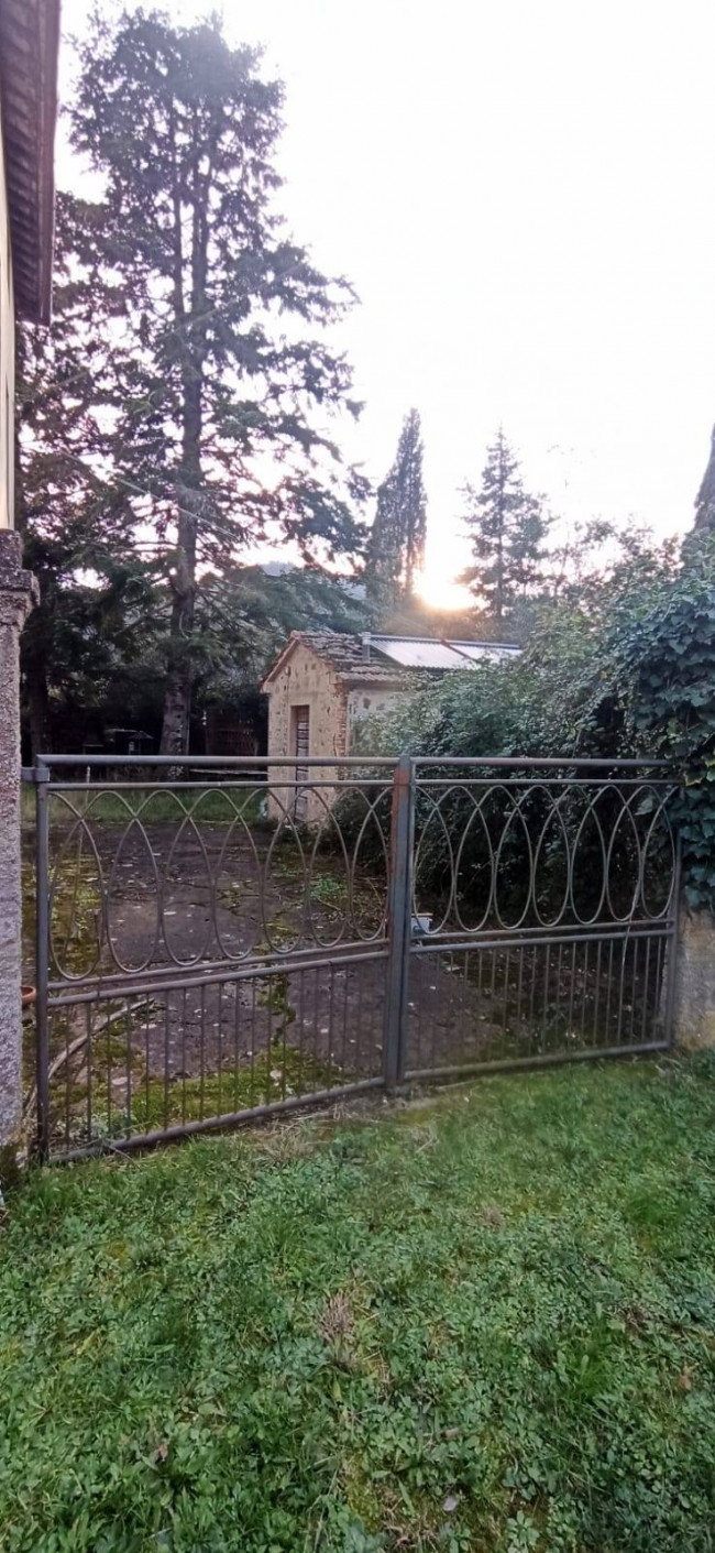 Proprietà rustica con terreno in vendita a Lucca